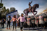 Unas 80 mil mujeres partieron a las 14:00 horas del Monumento a la Revolución y marcharon hasta el Zócalo capitalino para exigir un alto a la violencia de género.