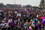 Unas 80 mil mujeres partieron a las 14:00 horas del Monumento a la Revolución y marcharon hasta el Zócalo capitalino para exigir un alto a la violencia de género.