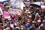 Miles de mujeres marchan del Monumento a la Revolución rumbo al Zócalo capitalino en el marco del Día de la Mujer, el domingo 8 de marzo de 2020. Sobre paseo de la Reforma, algunos monumentos fueron vandalizados durante el evento.