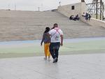 Algunas personas pasearon con sus parejas en la Plaza Mayor de Torreón.