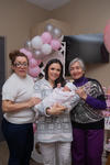 23032020 Valeria Aranda se encuentra muy contenta por la llegada de su hijita, Roberta Martínez. En la fotografía las acompañan las orgullosas abuelita y bisabuelita, Lucy Gómez y Coco Gómez.