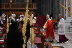 Francisco realizó una corta procesión por la nave central de la basílica.