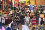 Cientos de personas recurren el mercado para surtir sus hogares y negocios con la compra de frutas, verduras, carne y otros alimentos.