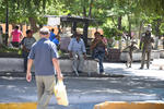 Adultos mayores siguen paseando diariamente en la Plaza de Armas de Torreón, pese al riesgo de contagiarse con el coronavirus.