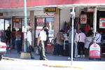 A pesar de que la pandemia ha golpeado a la mayoría de los negocios, en el Centro de Ciudad Lerdo aún se observa a clientes comprando.