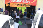 A pesar de que la pandemia ha golpeado a la mayoría de los negocios, en el Centro de Ciudad Lerdo aún se observa a clientes comprando.