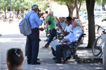 Adultos mayores siguen paseando diariamente en la Plaza de Armas de Torreón, pese al riesgo de contagiarse con el coronavirus.
