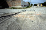 Baldío. Además de esquivar las imperfecciones del asfalto, un basurero improvisado se suma a la deficiente imagen de la zona.
