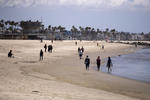 La gente disfruta de la playa a medida que  las playas de Los Ángeles se vuelven a abrir hoy en medio de la pandemia de coronavirus en Venecia California EUA.