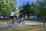Deporte al aire libre. Los ciclistas aprovechan la noche para acudir a la ciclopista de la Línea Verde y realizar un poco de deporte, sin temor al coronavirus.