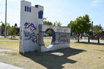 Pintas de grafiteros. En la avenida Torres Zaragoza, se observa que la plaza carece de pasto, además que ha sido presa de los grafiteros de ese lugar.