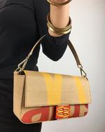 Entre los diseños resalta el bolso fabricado a base de una caja de cereal y con el diseño inspirado en la saddle bag de Dior 'Oblique'.