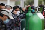 Desesperación y largas filas para comprar oxigeno en Perú a precios inflados