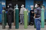 Desesperación y largas filas para comprar oxigeno en Perú a precios inflados