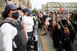 Quemando pancartas y exigiendo justicia cierra protesta por Giovanni López en Guadalajara