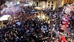 Aficionados del Nápoles recorren la ciudad en moto para celebrar 