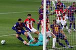 El Madrid tiene ventaja en el criterio de desempate. El Barcelona, que se resignó a un empate sin goles frente al Sevilla, le despejó a su acérrimo rival el camino a la coronación si es que no pierde puntos en lo que resta del torneo.