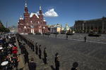 Más de 230 vehículos militares atravesaron la vasta plaza de la capital rusa.