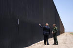 Trump hizo esas declaraciones antes de desplazarse a un tramo de la valla fronteriza en la cercana localidad de San Luis, donde estampó su firma en una placa instalada en el 'muro' para conmemorar las 200 millas (322 kilómetros) de barrera completada por su Gobierno.