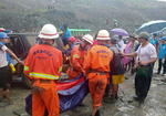 La tragedia tuvo lugar en torno a las 08:00 hora local (01:30 GMT) cuando, en medio de una lluvia torrencial, una avalancha sepultó a un grupo de mineros, informó el Departamento de Bomberos birmano en su página de Facebook.