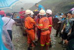 A lo largo del día y bajo una lluvia incesante, los servicios de bomberos, con la ayuda de otros mineros, han estado rescatando los cuerpos sepultados por la avalancha entre el barro de la ladera de la mina.