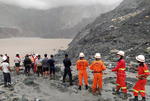 A lo largo del día y bajo una lluvia incesante, los servicios de bomberos, con la ayuda de otros mineros, han estado rescatando los cuerpos sepultados por la avalancha entre el barro de la ladera de la mina.