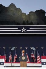 'El Monte Rushmore será para siempre como un tributo eterno a nuestros antepasados ??y nuestra libertad', declaró Trump desde una tarima decorada con banderas estadounidenses y que tenía como telón de fondo el imponente monumento en la montaña.