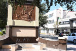 Vandalizado. El monumento a Cristóbal Colón, ubicado en la calzada con el mismo nombre, es otro de los lugares afectados por los “grafiteros”.