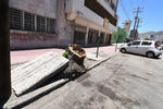 Mal estado. En general las banquetas del primer cuadro de Torreón lucen con grietas, hoyancos y grava suelta; ponen en riesgo a los peatones.
