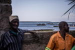 Pasajeros y carga a bordo de un bote desde una playa de pescadores que se ha convertido en uno de los principales puntos de llegada de personas desplazadas, que huyen de la violencia armada en la provincia de Cabo Delgado, en el distrito de Paquitequete. de Pemba, en el norte de Mozambique.