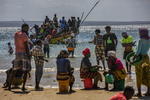 Pasajeros y carga a bordo de un bote desde una playa de pescadores que se ha convertido en uno de los principales puntos de llegada de personas desplazadas, que huyen de la violencia armada en la provincia de Cabo Delgado, en el distrito de Paquitequete. de Pemba, en el norte de Mozambique.