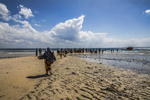 Pasajeros y carga a bordo de un bote desde una playa de pescadores que se ha convertido en uno de los principales puntos de llegada de personas desplazadas que huyen de la violencia armada en la provincia de Cabo Delgado, en el distrito de Paquitequete. de Pemba, en el norte de Mozambique