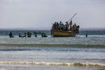 Pasajeros y carga a bordo de un bote desde una playa de pescadores que se ha convertido en uno de los principales puntos de llegada de personas desplazadas que huyen de la violencia armada en la provincia de Cabo Delgado, en el distrito de Paquitequete. de Pemba, en el norte de Mozambique