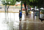 Sin paso. Calles y plazas quedaron cubiertas de agua en varias colonias de la ciudad, dificultando el paso de los habitantes de Matamoros.