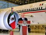López Obrador encabezó su conferencia matutina con la aeronave de fondo.