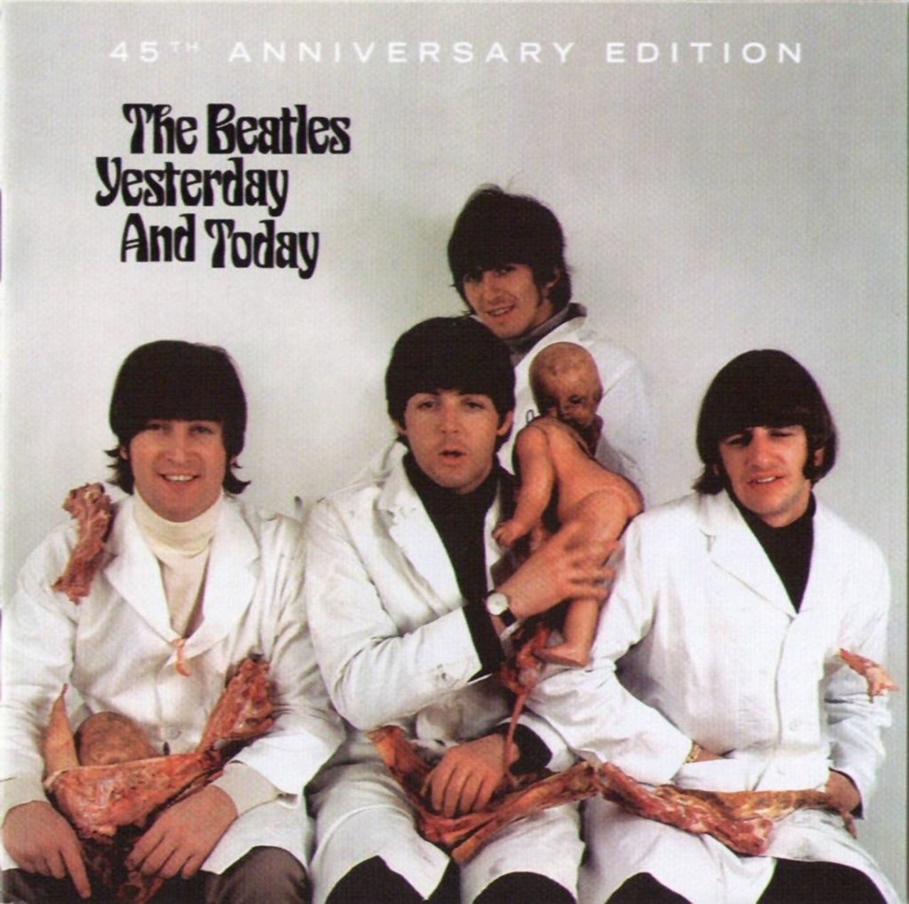 YESTERDAY AND TODAY: En 1966 The Beatles lanzaron una imagen con ellos  vestidos con bata blanca, ensangrentados y cargando muñecos tamaño bebé  natural, descabezados. La portada del disco recopilatorio fue retirada por