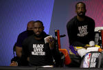 En silencio, con la mirada abajo, abrazados y portando playeras negras con la leyenda Black Lives Matter