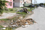 Basureros. Pequeños lotes de basura aparecen en las fachadas de los condominios, pues los colonos tiran cualquier tipo de desperdicio.