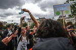 Unas 300 personas se manifestaron este sábado en París contra el uso de la mascarilla
