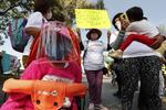 Protestan padres de niños con cáncer en La Raza por desabasto de medicamento
