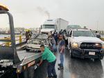 Hundimiento. Un camión materialista terminó hundido en plena vialidad en el fraccionamiento Senderos de Torreón tras las precipitaciones de ayer en la mañana.