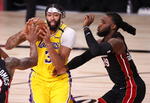 Anthony Davis anotó 34 puntos al debutar en finales, James agregó 25 unidades, 13 rebotes y nueve asistencias, y los Lakers de Los Ángeles apabullaron al Heat de Miami por 116-98 el miércoles.