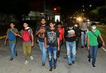 Migrantes de Honduras comienzan su andar rumbo a EUA pese al COVID-19
