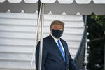 Trump salió de la Casa Blanca vestido de traje, en aparente buen estado, con una mascarilla en la cara, saludando a las cámaras y levantando el pulgar.