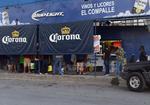 Forman largas filas en expendios ante 'Ley Seca' en Torreón