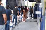 Forman largas filas en expendios ante 'Ley Seca' en Torreón