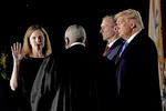 Amy Coney Barrett asume como jueza en la Corte Suprema de EUA