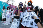 A la convocatoria se unió un grupo de unas 20 mujeres vestidas de catrinas blancas, en cuyos vestidos colgaron fotos de las mujeres que han sido halladas sin vida en el Río de los Remedios, en el Estado de México.