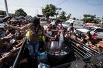 Damnificados forman filas de horas para recibir despensas en Tabasco