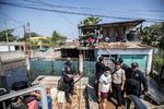 Damnificados forman filas de horas para recibir despensas en Tabasco